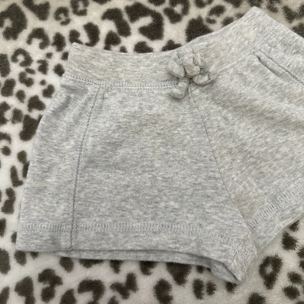 Old Navy Knit Shorts in Heather Gray Size 12-18 months